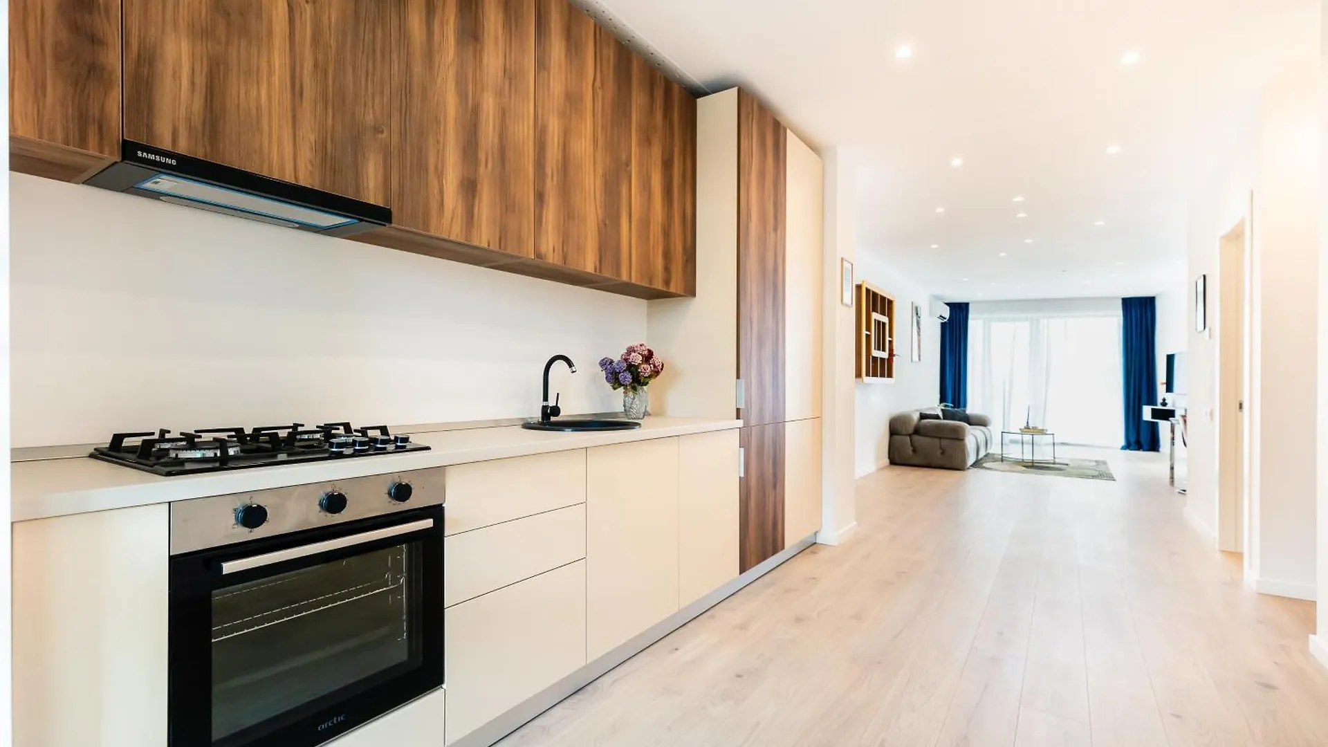 Roots One - Lakeview Escape With Balcony & Parking Bucharest Apartment
