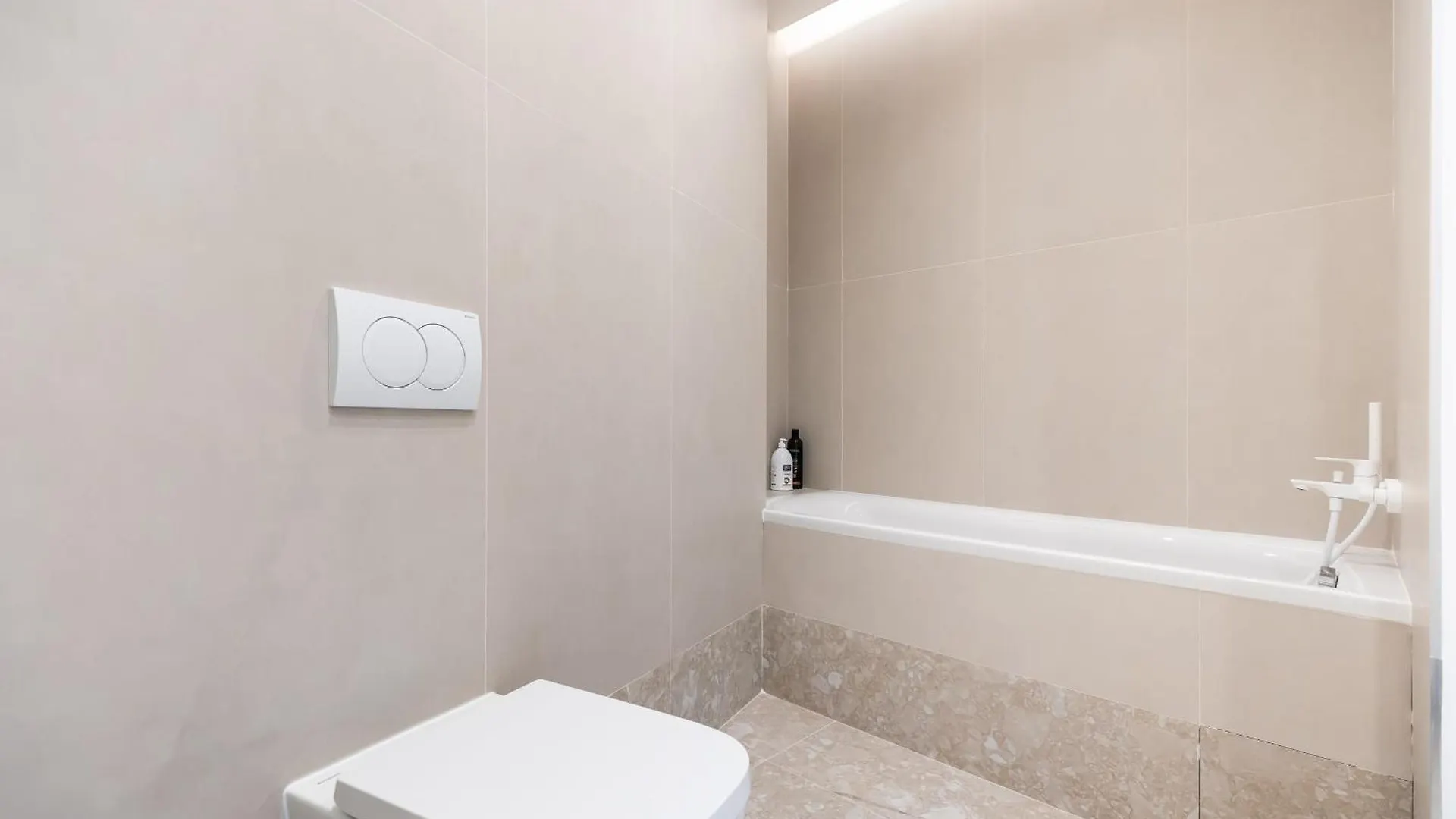 Roots One - Lakeview Escape With Balcony & Parking Bucharest Apartment
