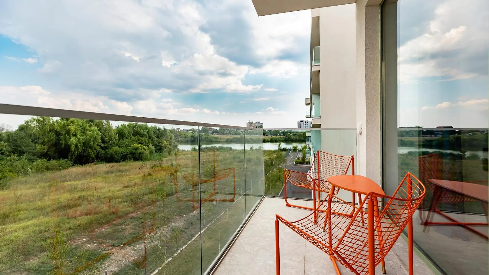 Roots One - Lakeview Escape With Balcony & Parking Bucharest 0*,  Romania