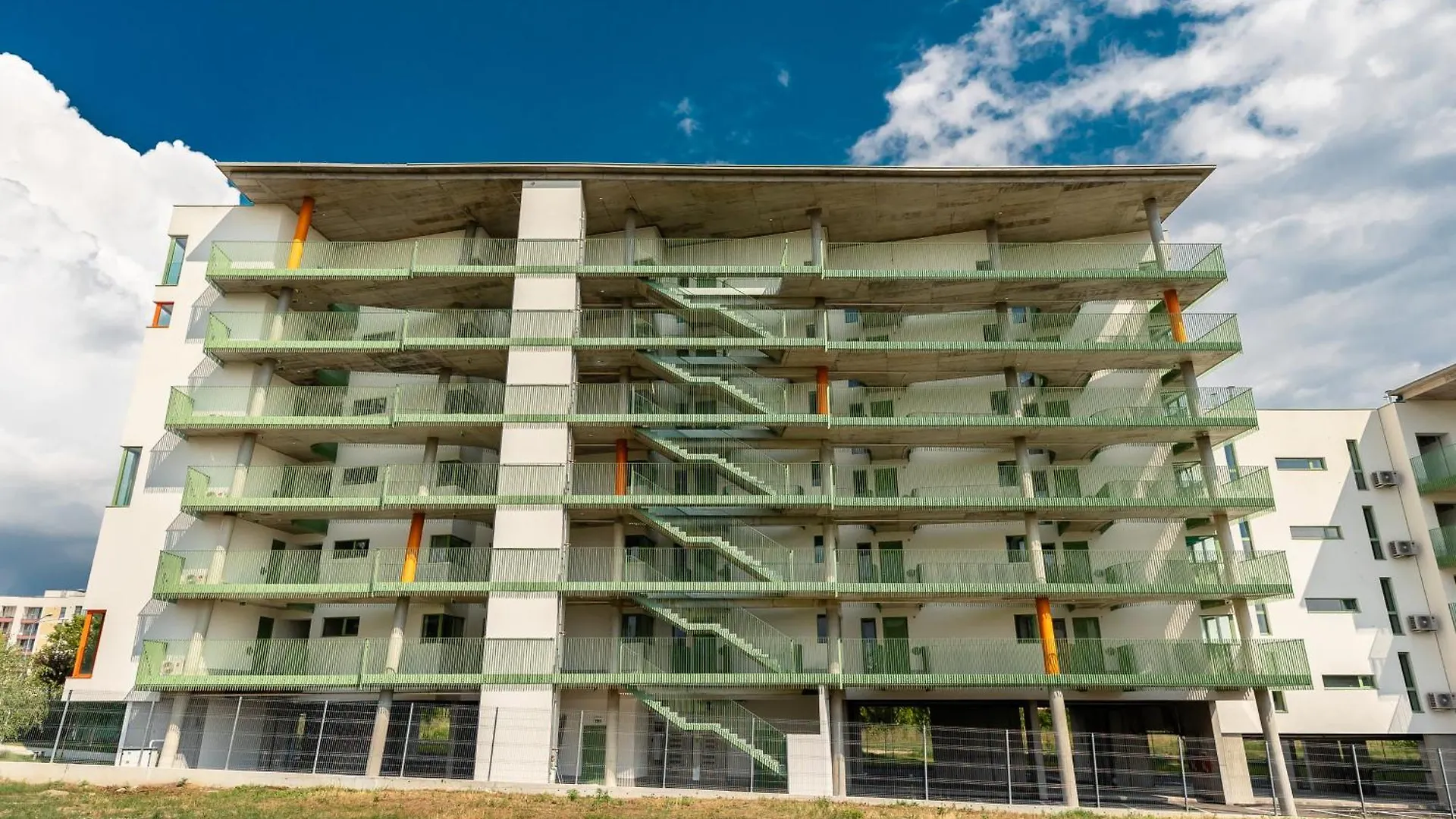 Apartment Roots One - Lakeview Escape With Balcony & Parking Bucharest Romania