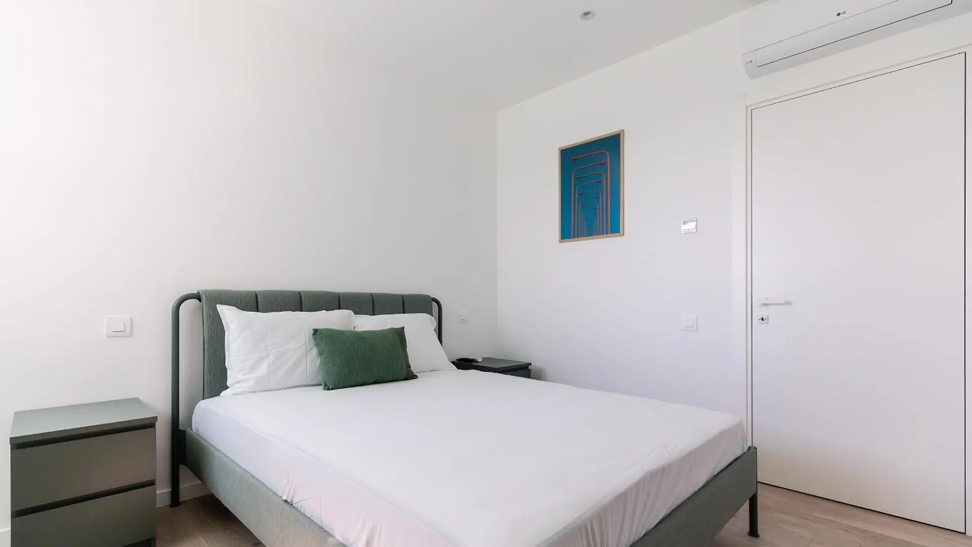 Roots One - Lakeview Escape With Balcony & Parking Bucharest