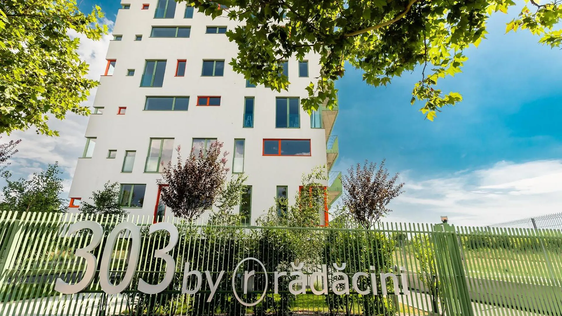 Apartment Roots One - Lakeview Escape With Balcony & Parking Bucharest