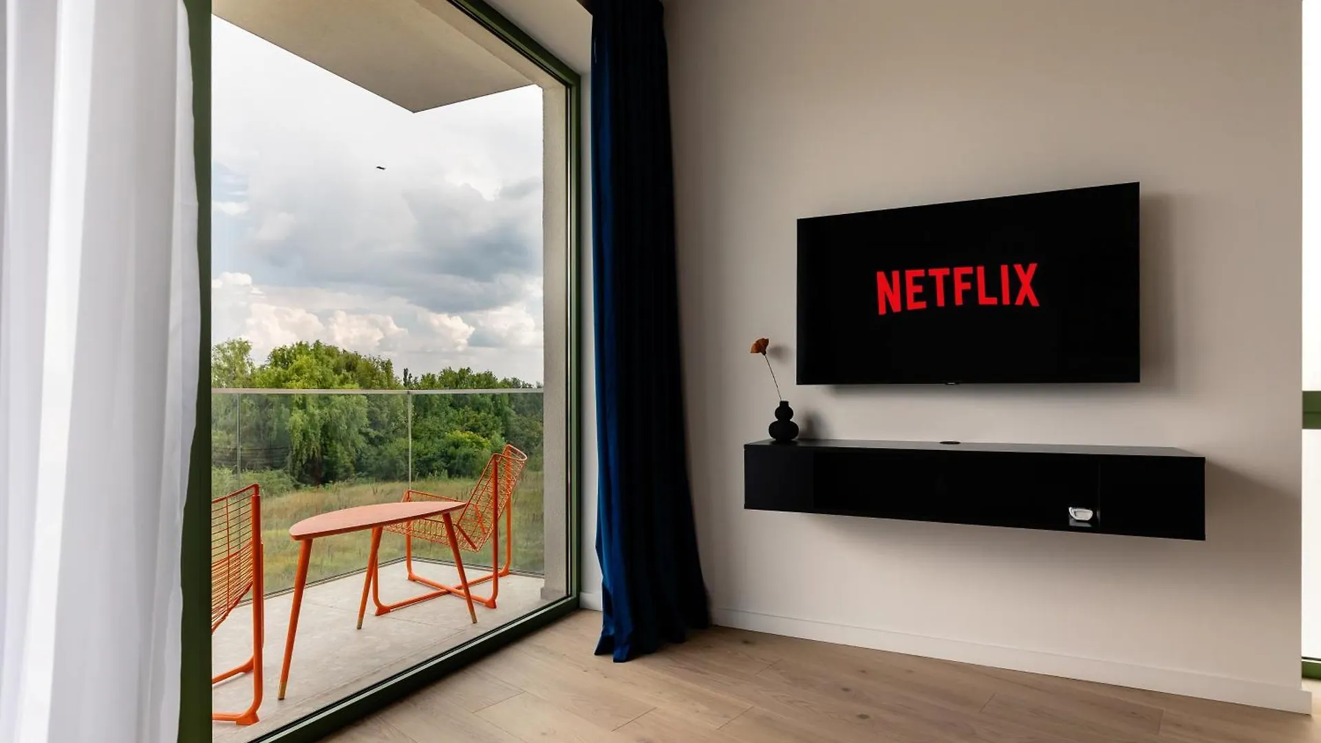 Roots One - Lakeview Escape With Balcony & Parking Bucharest